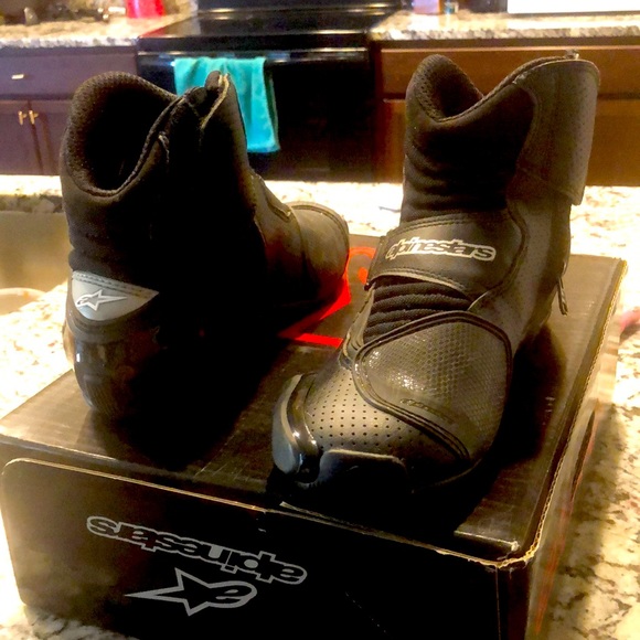 The are motorcycle VERY comfortable boots, your feet will be well protected!! - Picture 1 of 2